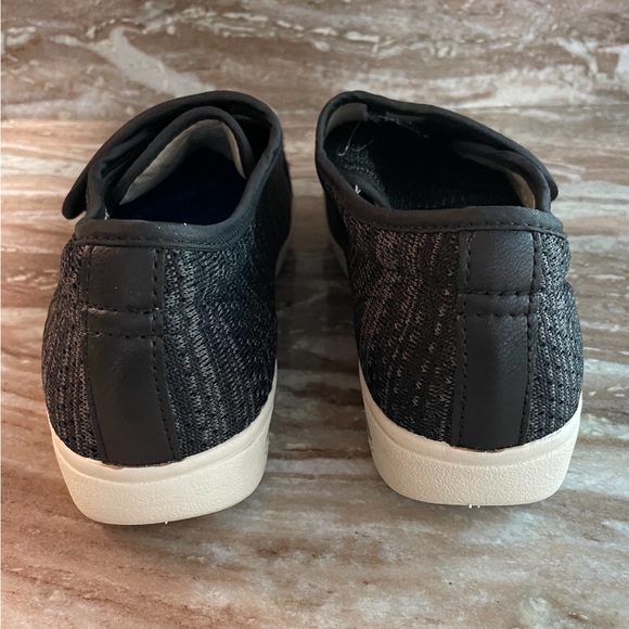 Brand new never worn women's Velcro shoes Size 7. Perfect for swollen feet. - Picture 8 of 9